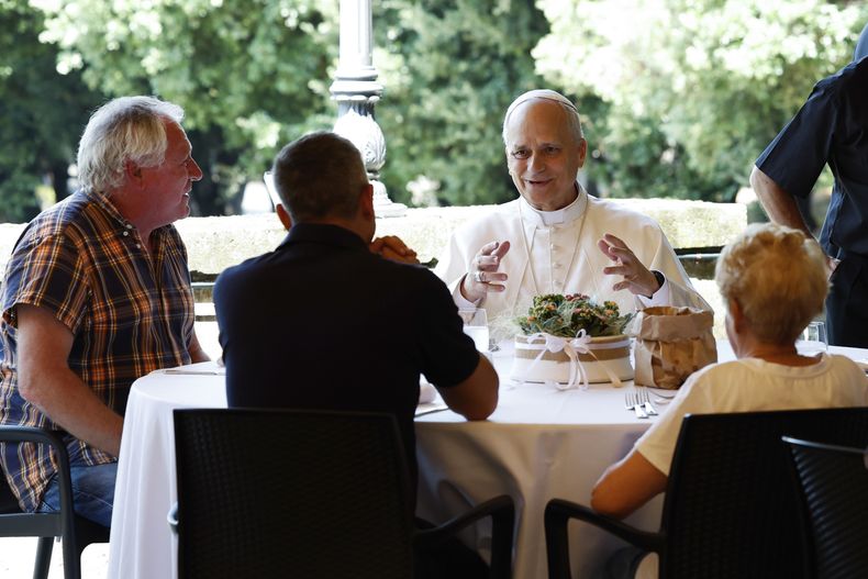 El papa León XIV participa en una comida con personas pobres y refugiados de la diócesis de Albano Laziale, en el Borgo Laudato Si del jardín de las Villas Pontificias, el domingo 17 de agosto de 2025, en Castel Gandolfo, Italia. (Remo Casilli/Foto compartida vía AP)