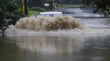Fred se debilita pero causa tornados y aguaceros en EEUU