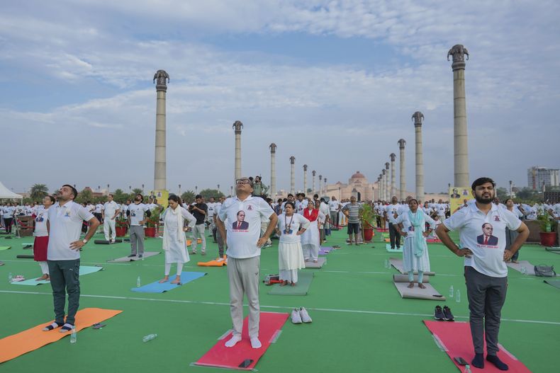Ciudadanos indios practican yoga para conmemorar el Día Internacional del Yoga, en el parque Ambedkar, en Lucknow, India, el 21 de junio de 2025. (AP Foto/Rajesh Kumar Singh)