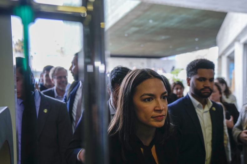 La representante estadounidense Alexandria Ocasio-Cortez, demócrata por Nueva York, visita el Museo de la Memoria y los Derechos Humanos en Santiago, Chile, el jueves 17 de agosto de 2023. (AP Foto/Esteban Felix)