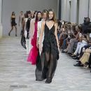 Modelos lucen creaciones de la colección Primavera Verano 2025 de Alberta Ferretti, que se presentó en Milán, Italia, el martes 17 de septiembre de 2024. (Foto AP/Luca Bruno).