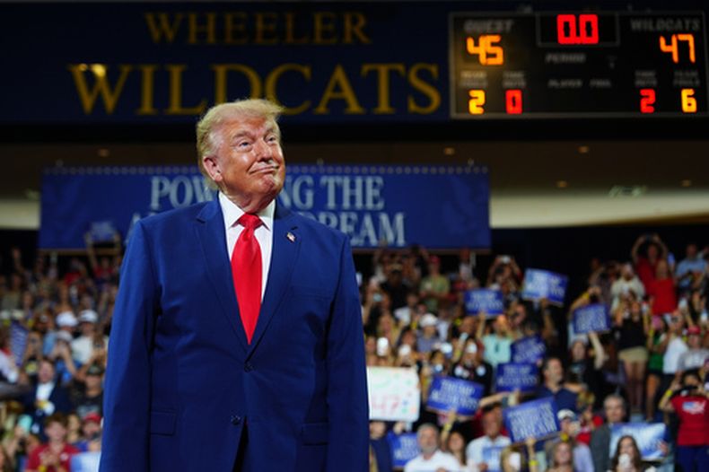 El presidente Donald Trump aparece en el escenario de la escuela secundaria Wheeler High School, el miércoles 22 de julio de 2026, en Marietta, Georgia. (Foto AP/Julia Demaree Nikhinson)