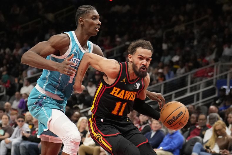 Trae Young (11), de los Hawks de Atlanta, lleva el balón en la segunda mitad del juego de baloncesto de la NBA frente a los Hornets de Charlotte, el miércoles 12 de marzo de 2025, en Atlanta. (AP Foto/Brynn Anderson)