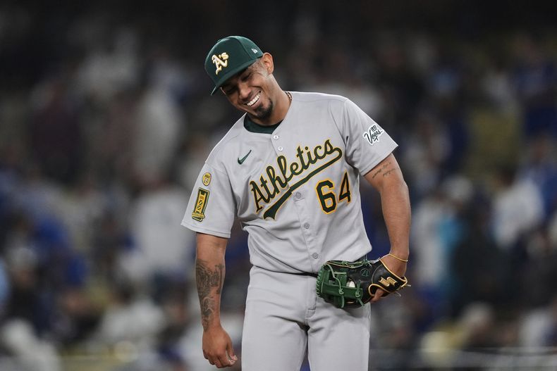 Jhonny Pereda de los Atléticos reacciona tras ponchar a Shohei Ohtani de los Dodgers de Los Ángeles, el jueves 15 de mayo de 2025, en Los Ángeles. (AP Foto/Mark J. Terrill)