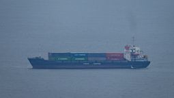 Un buque de carga navega por el Golfo Pérsico hacia el puerto de Dubái, visto desde Ajmán, Emiratos Árabes Unidos, el martes 14 de abril de 2026. (Foto AP)