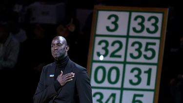 Los Celtics retiran el número 5 de Kevin Garnett