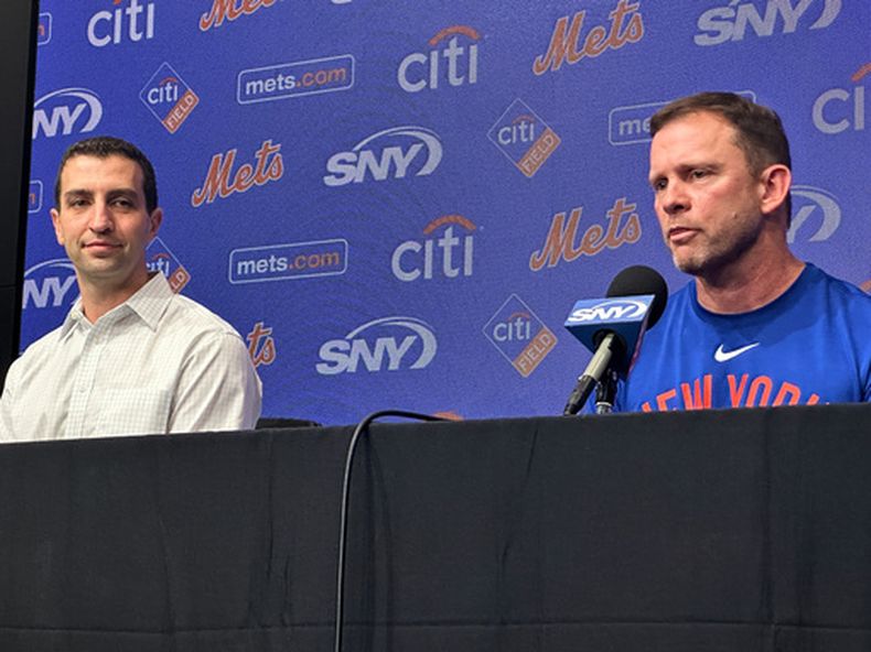 El nuevo mánager de los Mets de Nueva York, Andy Green (derecha), responde a una pregunta durante una conferencia de prensa en la que fue presentado, mientras el presidente de operaciones de béisbol, David Stearns (izquierda), observa antes de un partido de béisbol contra los Rangers de Texas, el 22 de septiembre de 2026, en Arlington, Texas. (Foto AP/Stephen Hawkins)