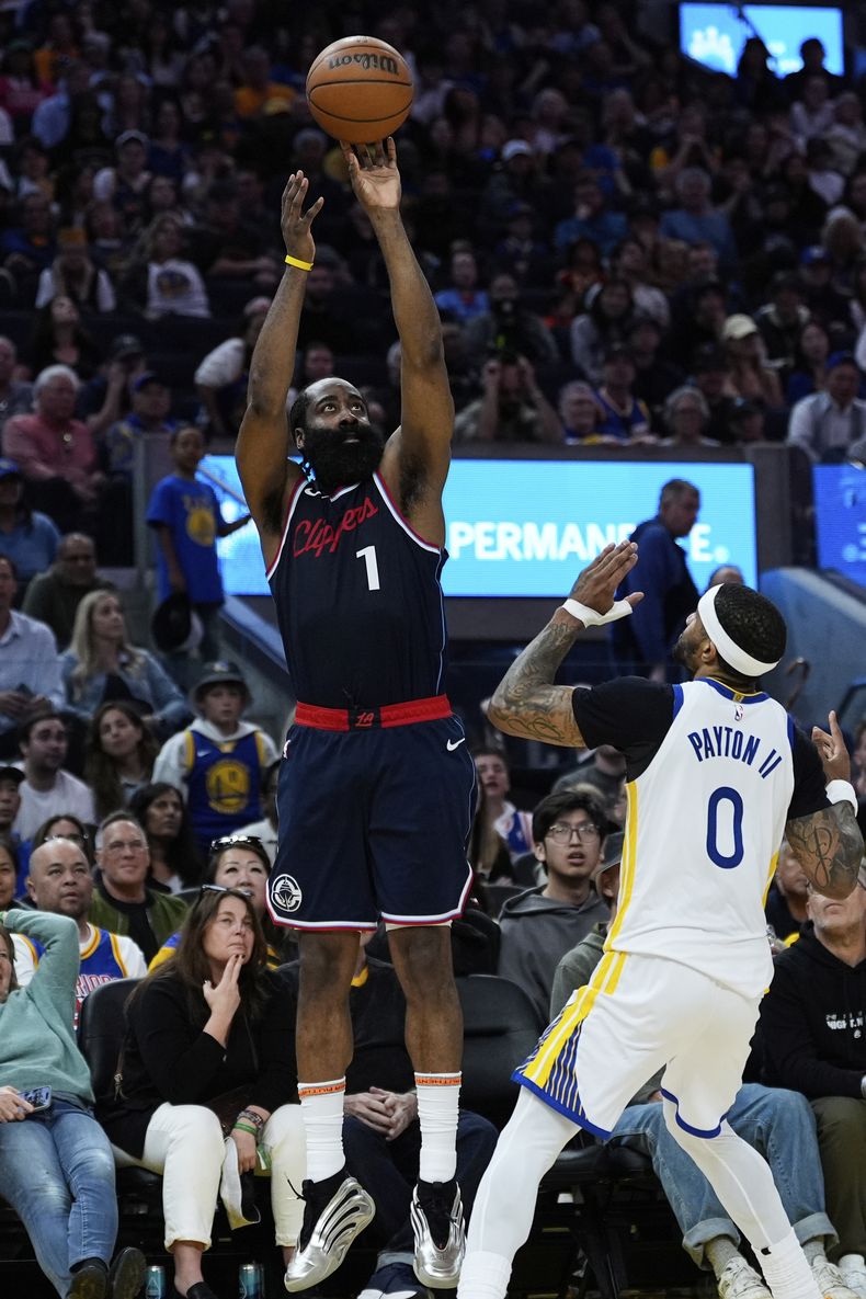 James Harden (1), de los Clippers de Los Ángeles, dispara un triple frente a Gary Payton II (0), de los Warriors de Golden State, durante el tiempo extra del juego de baloncesto de la NBA, el domingo 13 de abril de 2025, en San Francisco. (AP Foto/Godofredo A. Vásquez)