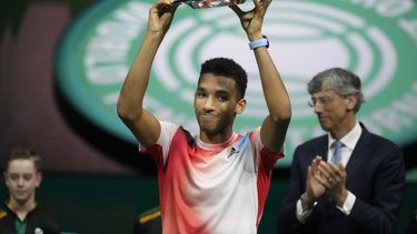 Auger-Aliassime vence a Tsitsipas y conquista su 1er título