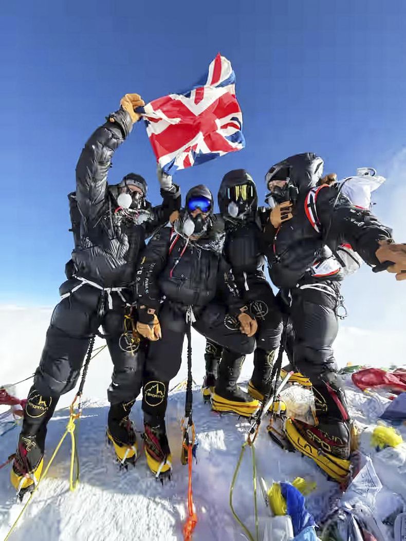 Cuatro montañistas británicos posan en la cima del Monte Everest menos de una semana después de partir de Londres, el 21 de mayo del 2025. (Sandro Gromen via AP)