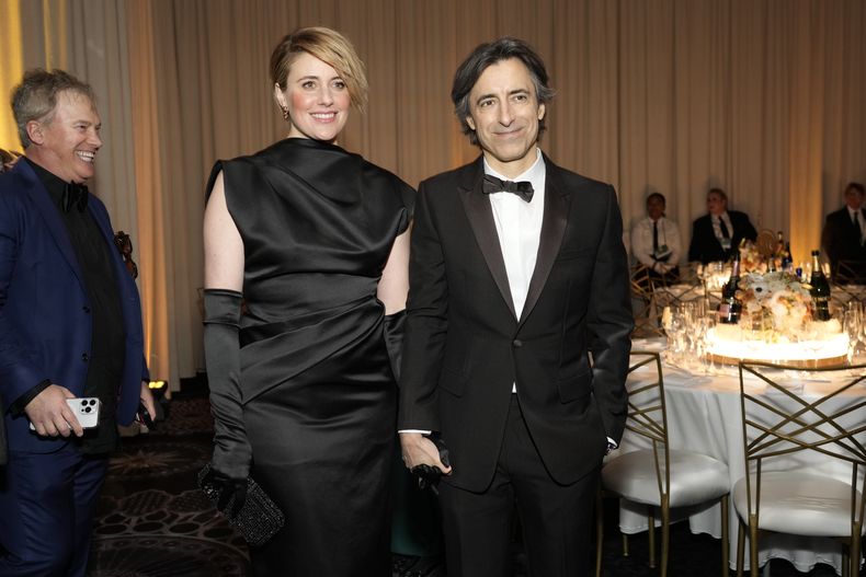 Greta Gerwig, izquierda, y Noah Baumbach llegan a la 81a edición de los Globos de Oro el domingo 7 de enero de 2024, en el Hotel Beverly Hilton en Beverly Hills, California. (Foto AP/Chris Pizzello)