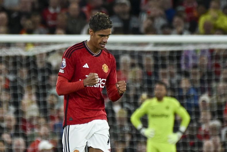 El defensa del Manchester United Raphael Varane celebra luego de anotar el gol que le dio la victoria a su equipo frente al Wolverhampton, en partido de la Liga Inglesa jugado en Old Trafford, en Manchester, Inglaterra. (AP Foto/Rui Vieira)