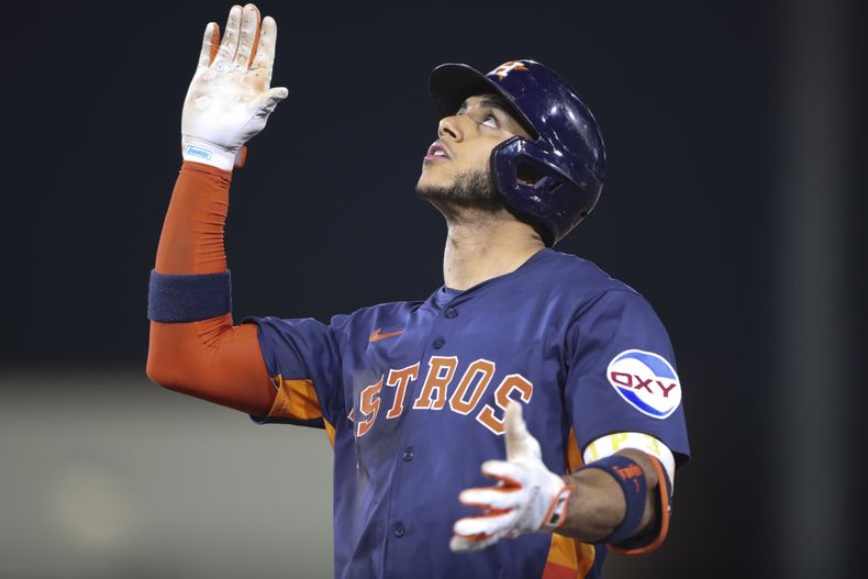 El dominicano Jeremy Peña, de los Astros de Houston, festeja tras batear un sencillo en el juego del miércoles 18 de junio de 2025, ante los Atléticos (AP Foto/Scott Marshall)