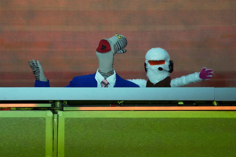 Los personajes Tulio Triviño y Juanín Juan Harry del programa de televisión chileno de marionetas 31 Minutos ofrecen un concierto gratuito para celebrar el Día del Niño en el Zócalo de la Ciudad de México, el jueves 30 de abril de 2026. (Foto AP/Marco Ugarte)