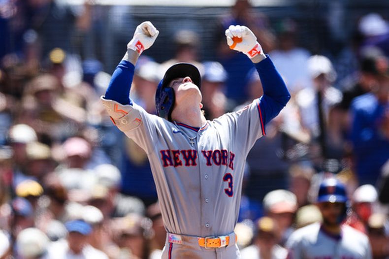 Carson Benge, de los Mets de Nueva York, alza los puños hacia el cielo como celebración tras cruzar el plato después de batear un cuadrangular solitario contra los Padres de San Diego, en la sexta entrada del partido de béisbol de Grandes Ligas, el domingo 7 de junio de 2026, en San Diego. (AP Foto/Derrick Tuskan)