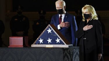 Rinden homenaje a policía que murió defendiendo al Capitolio