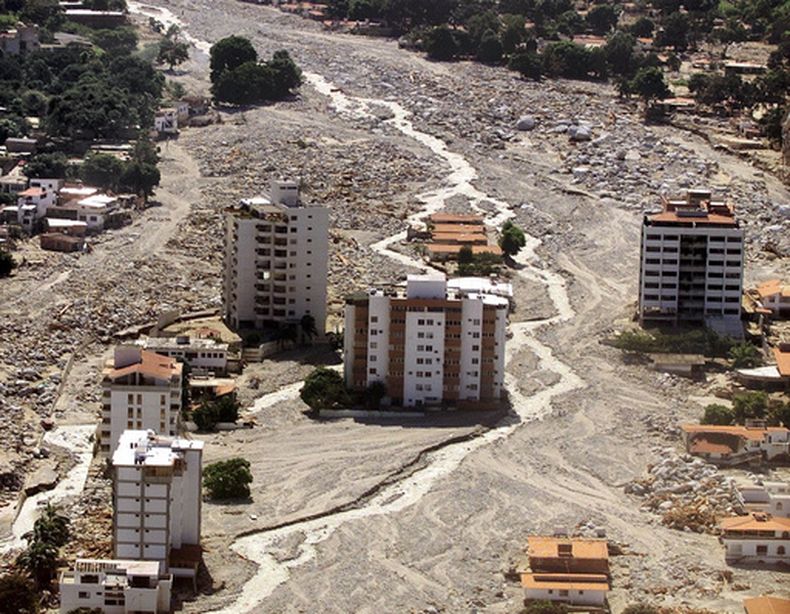 ARCHIVO - Una inundación y deslave el barrio de Los Corales, en el estado Vargas, justo al norte de Caracas, el 19 de diciembre de 1999. (AP Foto/Ricardo Mazalan, Archivo)