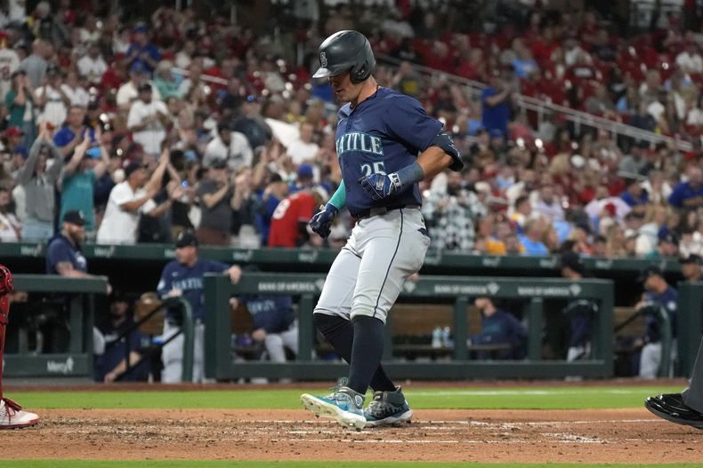 Dylan Moore, de los Marineros de Seattle, anota tras conectar un jonrón de dos carreras ante los Cardenales de San Luis, el viernes 6 de septiembre de 2024 (AP Foto/Jeff Roberson)