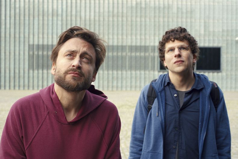 En esta imagen proporcionada por Searchlight Pictures, Kieran Culkin, izquierda, y Jesse Eisenberg en una escena de A Real Pain. (Searchlight Pictures via AP)