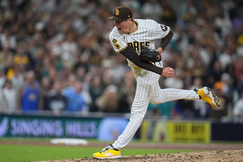 El pitcher de los Padres de San Diego Mason Miller trabaja la novena ante los Marineros de Seattle el jueves 16 de abril del 2026. (AP Foto/Gregory Bull)
