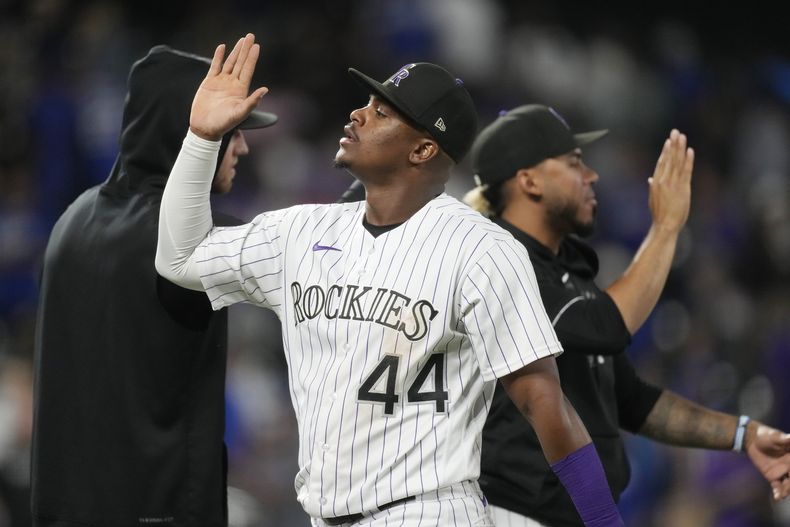 El dominicano Elehuris Montero, de los Rockies de Colorado, es felicitado tras el duelo ante los Dodgers de Los Ángeles, el jueves 28 de septiembre de 2023 (AP Foto/David Zalubowski)