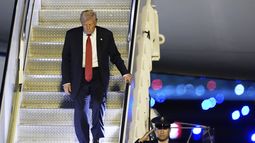 El presidente Donald Trump llega en el Air Force One al Aeropuerto Internacional de Palm Beach, el viernes 14 de marzo de 2025, en West Palm Beach, Florida. (AP Foto/Manuel Balce Ceneta)