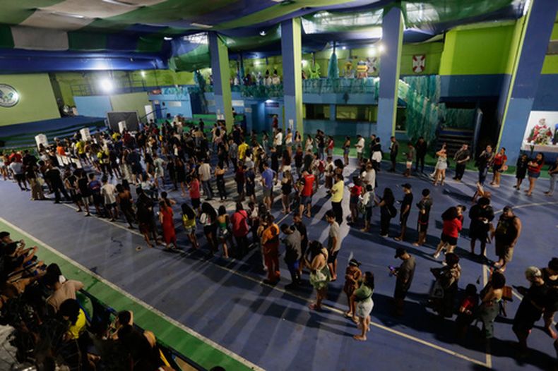 Electores hacen fila en un centro de votación durante las elecciones generales en Río de Janeiro, el domingo 4 de octubre de 2026. (Foto AP/Bruna Prado)