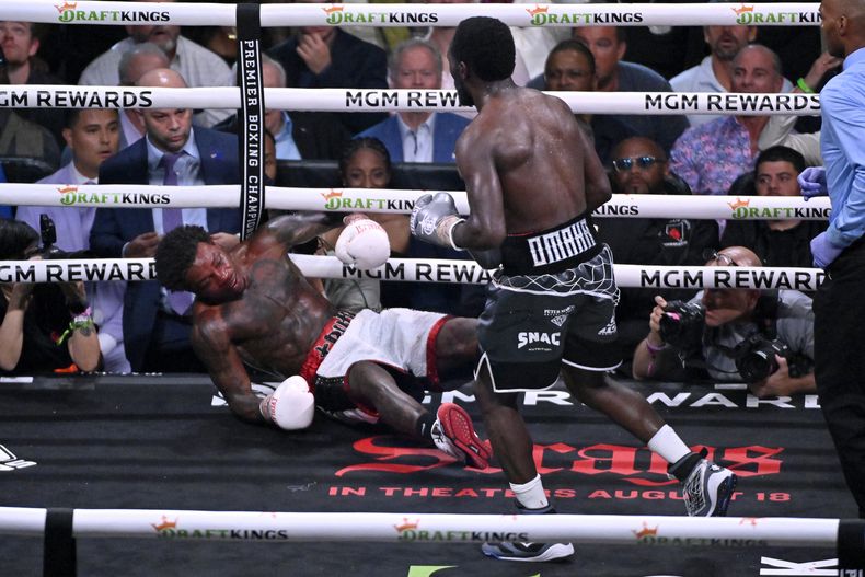 Terence Crawford,derriba a Errol Spence durante su combate de unificación de los campeonatos welter, el sábado 29 de julio de 2023, en Las Vegas (AP Foto/David Becker)