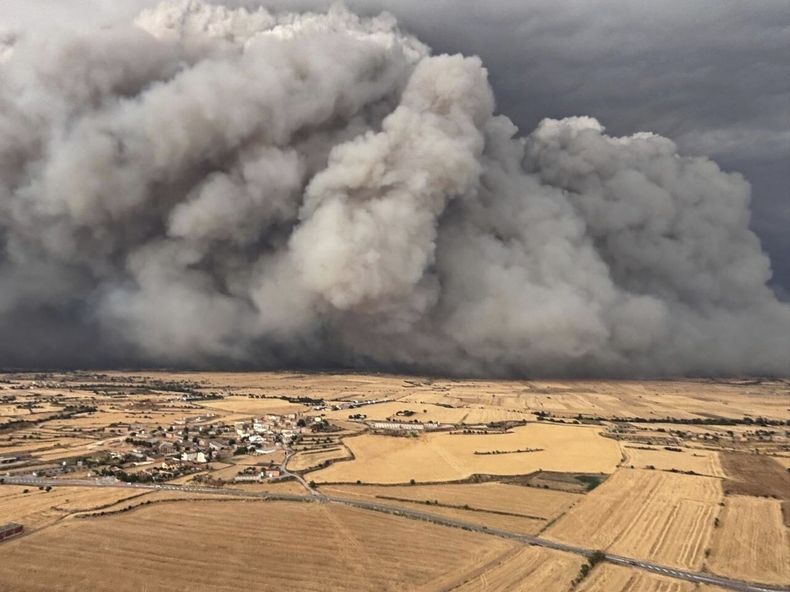 En esta imagen publicada por Agents Rurals de Catalunya, un incendio arde sin control en zonas agrícolas en la región de Segarra, en la región rural de Lleida, España, el martes 1 de julio de 2025. (AP Foto/ Agents Rurals de Catalunya)