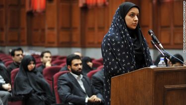 americateve | Una mujer iraní que mató a su violador en defensa propia fue ahorcada el sábado, según informó la agencia estatal de noticias IRNA. Reyhaneh Jabbari, de 26 años, fue condenada a muerte por el asesinato en 2007 de Morteza Abdolali Sarbandi, un ex empleado