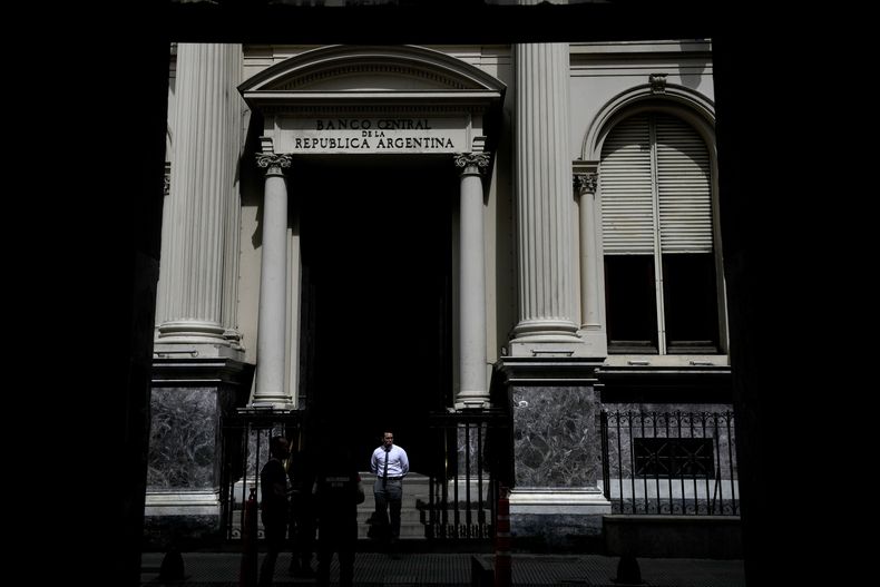 Un guardia vigila la entrada del Banco Central, el 21 de noviembre de 2023, en Buenos Aires. (AP Foto/Natacha Pisarenko, Archivo)