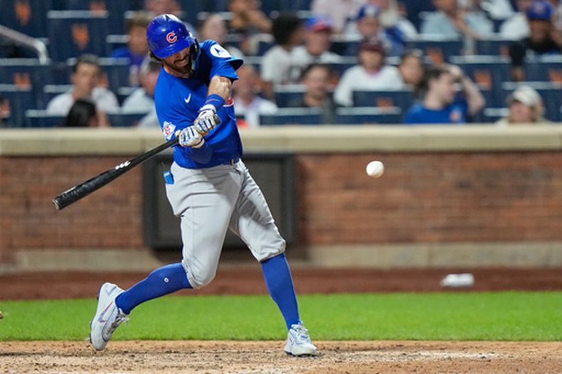 Dansby Swanson, de los Cachorros de Chicago, batea un sencillo de dos carreras durane la novena entrada del segundo juego de béisbol de Grandes Ligas de la doble jornada contra los Mets de Nueva York, el miércoles 24 de junio de 2026, en Nueva York. (AP Foto/Frank Franklin II)
