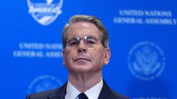 El secretario del Tesoro de Estados Unidos, Scott Bessent, asiste a una reunión con el presidente Donald Trump sobre la coalición multinacional de política y seguridad “Escudo de las Américas” al margen de la Asamblea General de las Naciones Unidas, el martes 22 de septiembre de 2026, en la sede de la ONU. (AP Foto/Julia Demaree Nikhinson)