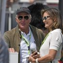 ARCHIVO- El director general de LIV Golf Greg Norman está de pie a un costado de su esposa Kirsten Kutner, durante la última ronda del torneo inaugural del Invitacional LIV Golf en el Club Centurion, en St. Albans, Inglaterra, el sábado 11 de junio de 2022. Norman y su esposa son demandados por una niña de secundaria quien dice que fue agredida sexualmente en la casa de la pareja en Florida, en septiembre de 2021, por dos niños durante una fiesta en la que se sirvió alcohol a menores de edad. (AP Foto/Alastair Grant, Archivo)