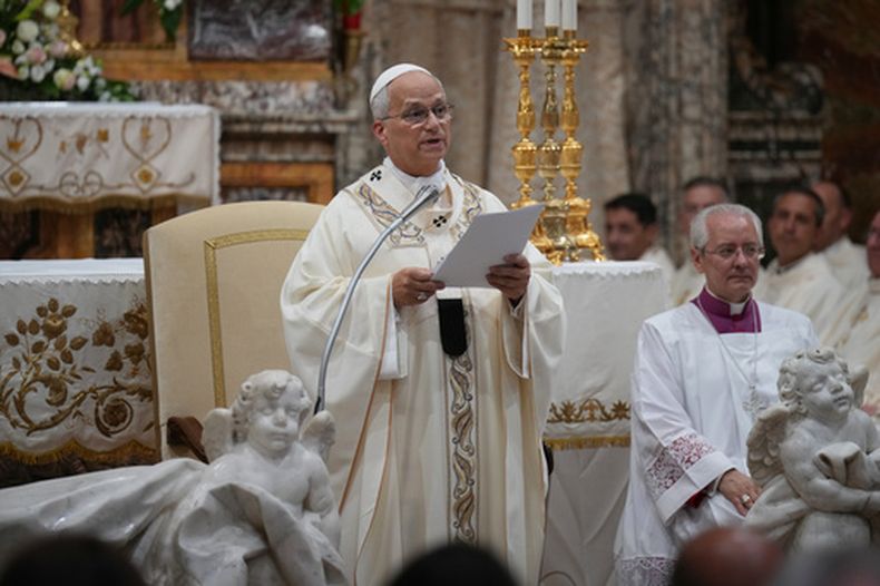 El papa León XIV celebra una misa en el Santuario Basílica de la Madre del Buen Consejo en Genazzano, en el centro de Italia, el lunes 7 de septiembre de 2026. (Foto AP/Andrew Medichini)