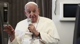 El papa Francisco ofrece una conferencia de prensa a bordo del avión papal en su vuelo de regreso tras su viaje de 12 días por el sudeste asiático y Oceanía, el viernes 13 de septiembre de 2024. (Guglielmo Mangiapane/Foto vía AP)