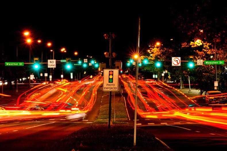 Esta fotografía de exposición prolongada muestra vehículos circulando por Roosevelt Boulevard, el 25 de mayo de 2022, en Filadelfia. (AP Foto/Matt Rourke, Archivo)
