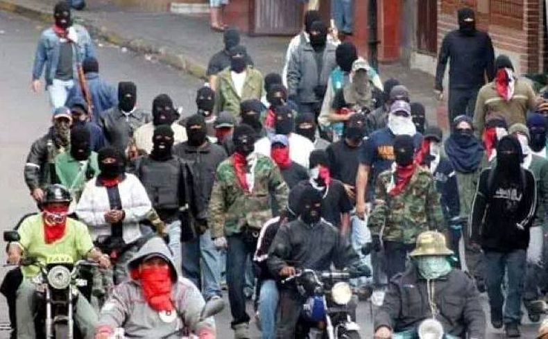 ?Si los colectivos no se agrupan y se unen con las bases comunales, los van a seguir matando". El hermano del líder chavista asesinado esta semana por cuerpos policiales de Venezuela, hizo esta aseveración al salir del acto velatorio el día de ayer.