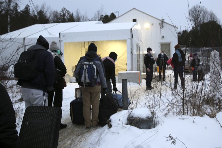 Más migrantes buscan asilo a través de frontera canadiense