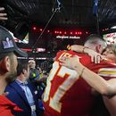 ARCHIVO - Taylor Swift abraza al ala cerrada de los Chiefs de Kansas City, Travis Kelce, después del partido del Super Bowl 58 de la NFL contra los 49ers de San Francisco, el 11 de febrero de 2024, en Las Vegas. Los Chiefs ganaron 25-22 contra los 49ers. (Foto AP/Julio Cortez, archivo)