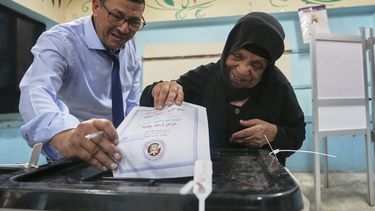 Egipcios votan en elecciones para el Senado en El Cairo el 4 de agosto del 2025. (Foto AP/Amr Nabil)
