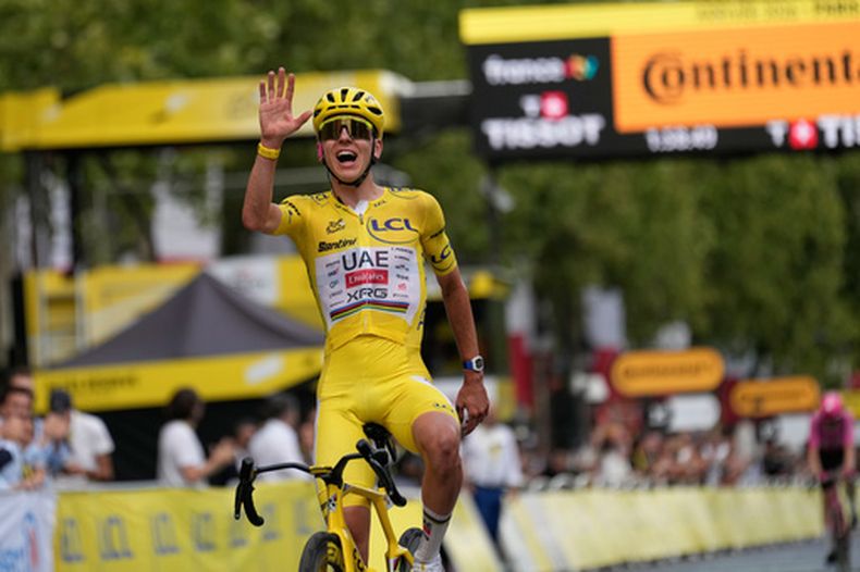 Tadej Pogacar, con el maillot de líder general, celebra tras cruzar la meta de la última etapa del Tour de Francia, el domingo 26 de julio de 2026, en París. (AP Foto/Mosa’ab Elshamy)