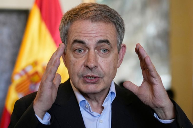 ARCHIVO - El expresidente del gobierno español, José Luis Rodríguez Zapatero, habla con periodistas en La Paz, Bolivia, el jueves 12 de mayo de 2022. (AP Foto/Juan Karita, Archivo)