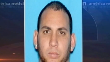 americateve | El hombre sospechoso de acuchillar en Hialeah a dos mujeres, una de ellas su ex esposa fue arrestado y literalmente sacado del agua cuando pretendía huir hacia Cuba.