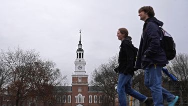 ARCHIVO – Un grupo de estudiantes cruza el campus del Dartmouth College, el 5 de marzo de 2024, en Hanover, Nueva Hampshire (AP Foto/Robert F. Bukaty, Archivo)