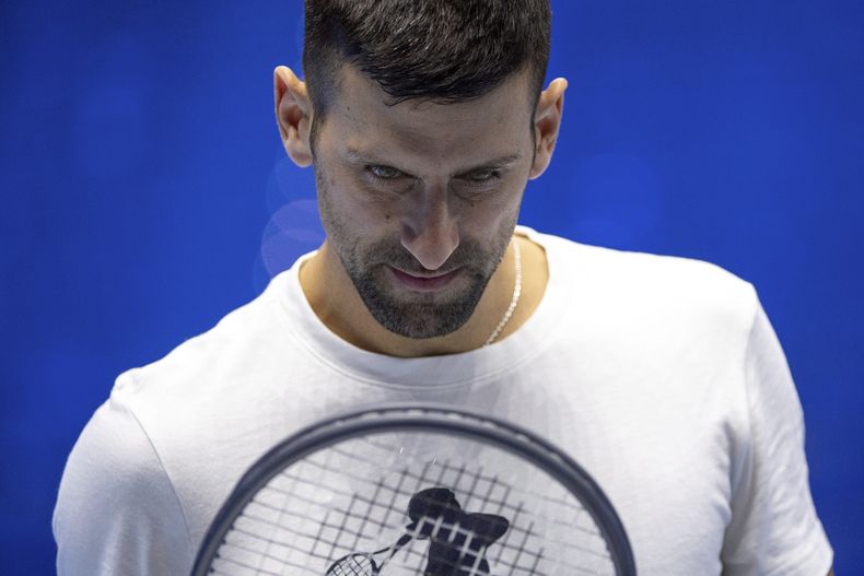 El serbio Novak Djokovic observa durante una sesión de entrenamientos de cara a las finales de la ATP en Turín, Italia, el viernes 10 de noviembre de 2023. (Marco Alpozzi/LaPresse via AP)