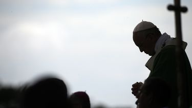 despiden al papa en el aeropuerto en guarani
