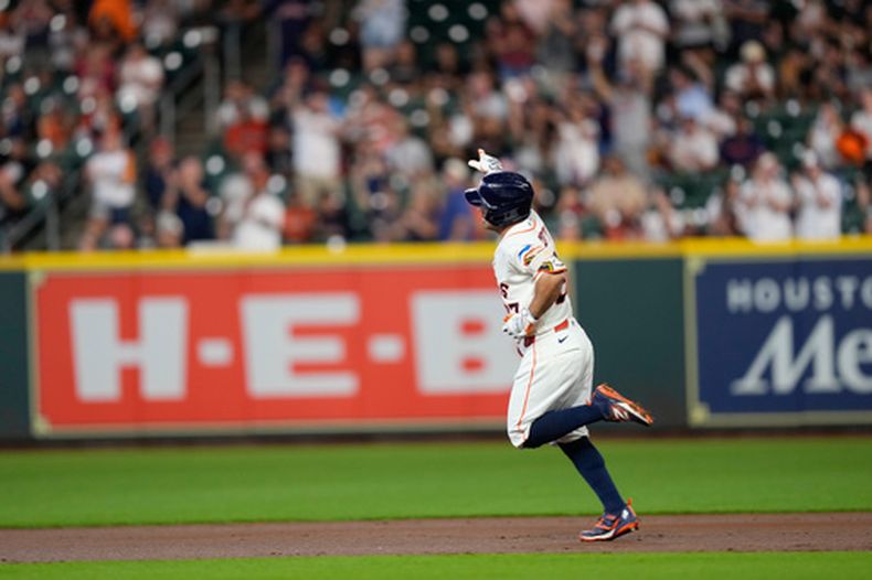 El venezolano Jose Altuve´de los Astros de Houston celebra su jonrón de dos carreras en la primera entrada ante los Medias Blancas de Chicago el jueves 3 de septiembre del 2026. (AP Foto/David J. Phillip)