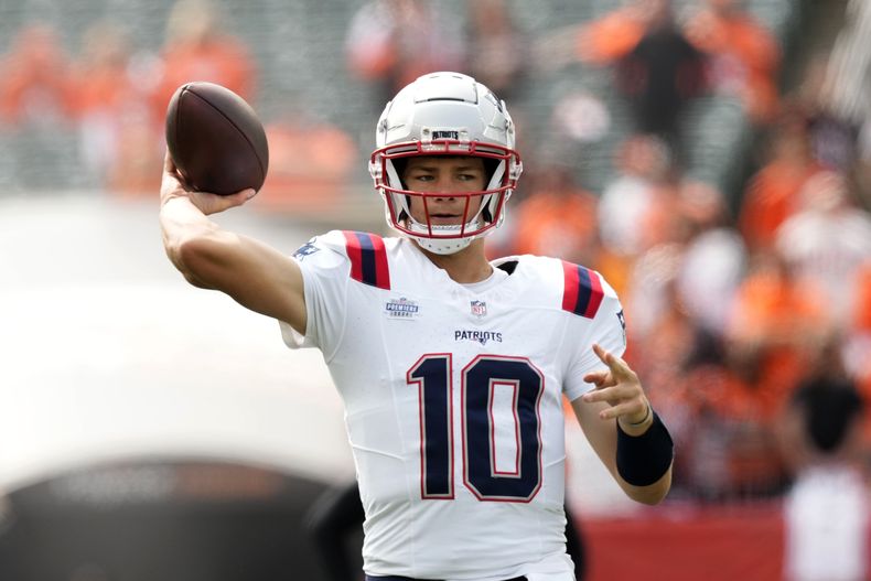 Drake Maye, quarterback de los Patriots de Nueva Inglaterra, calienta ants de un partido ante los Bengals de Cincinnati, el domingo 8 de septiembre de 2024 (AP Foto/Carolyn Kaster)