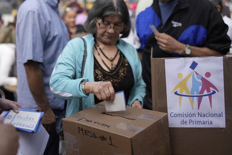 Una votante emite su sufragio durante las elecciones primarias presidenciales de la oposición en la plaza Luis Brión en Caracas, Venezuela, el domingo 22 de octubre de 2023. La oposición elegirá un candidato para desafiar al presidente Nicolás Maduro en las elecciones presidenciales de 2024. (Foto AP/Matías Delacroix)